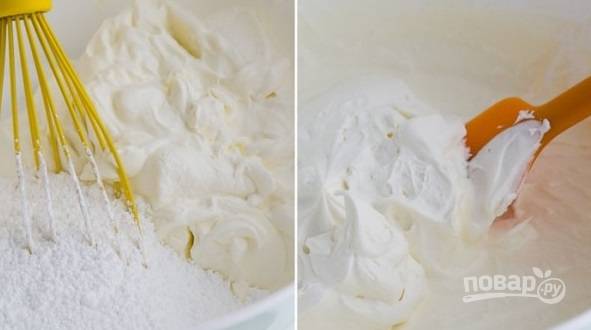 7. Для приготовления крема взбейте сметану с сахарной пудрой. Отдельно взбейте сливки. Соедините и аккуратно перемешайте. 