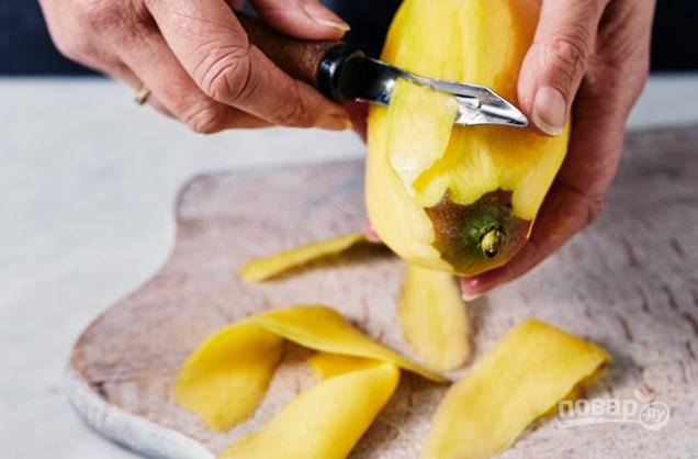 6. Нарежьте манго тонкими слайсами и украсьте чизкейк.