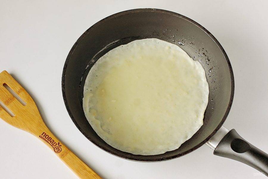Сковороду смажьте маслом, хорошо разогрейте и наливайте тесто половником, распределяя его равномерно по всей сковороде.