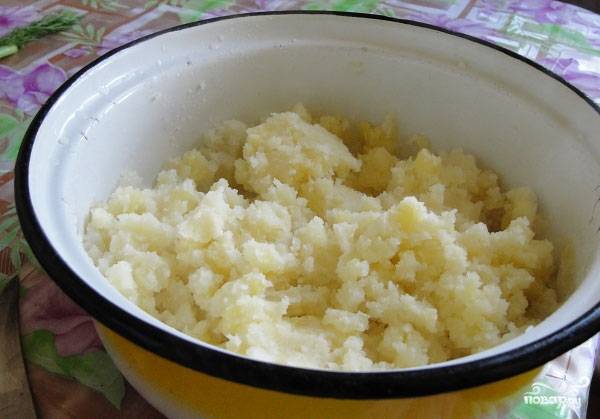Чистим картошку. Ставим варить в подсоленной воде до готовности. Готовый картофель разминаем в пюре.