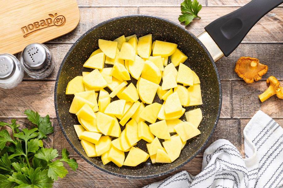 В сковороду или сотейник с толстым дном влейте растительное масло. Обжарьте картофель на среднем огне пару минут.