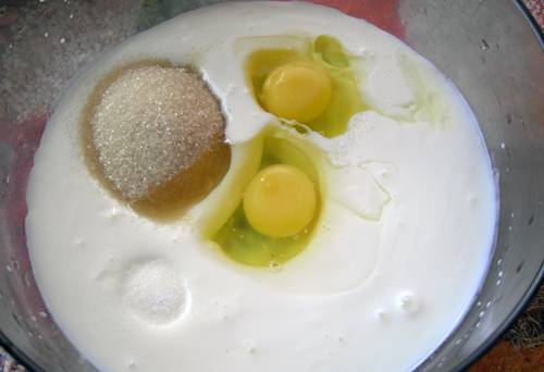 В глубокую посуду наливаем кефир, добавляем яйца, растительное масло, сахар и соль, тщательно все перемешиваем. 