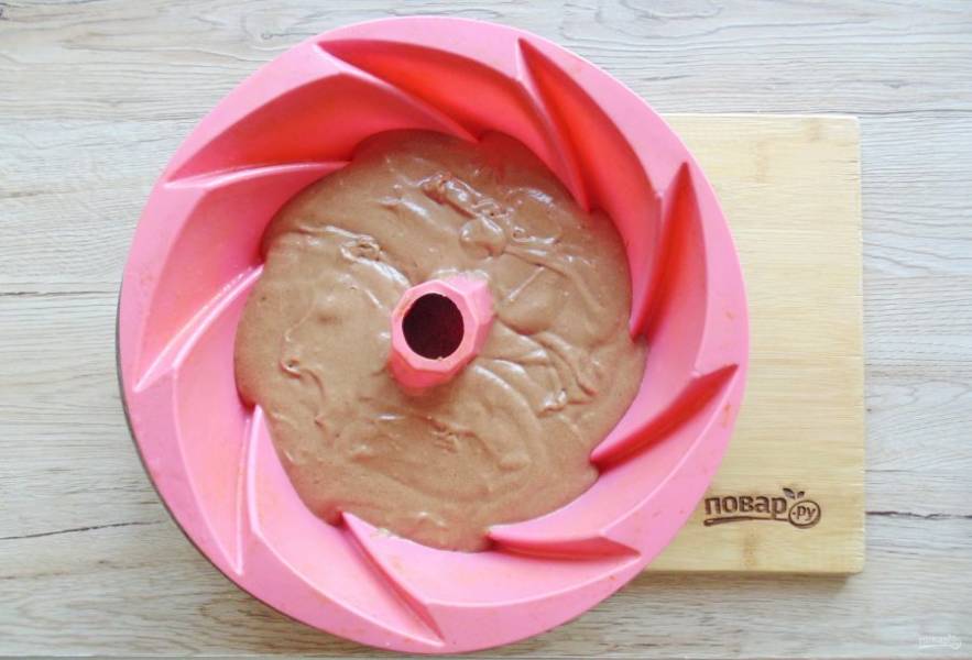 Переложите тесто в форму для выпекания. Поставьте в духовку разогретую до 175-180 градусов.
