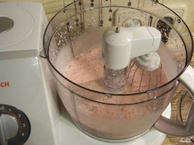 Затем добавьте к получившейся массе мороженое и снова взбейте. Мороженое придает пластичность и делает из густой массы жидкий коктейль. 