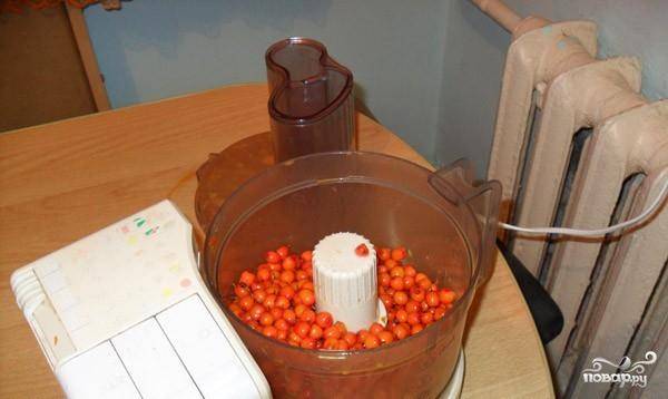 При помощи кухонного комбайна перекручиваем перемытую ягоду.