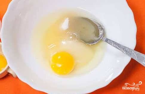 В миске соедините яйцо, 3 ст. ложки сахара и белок. Молоко немного нагрейте. Влейте его к яйцу. Размешайте и следом добавьте кукурузное масло.