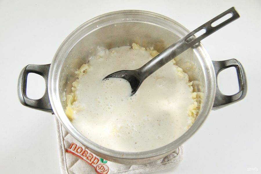 7. Добавьте к картофельному пюре горячий молочный соус.
