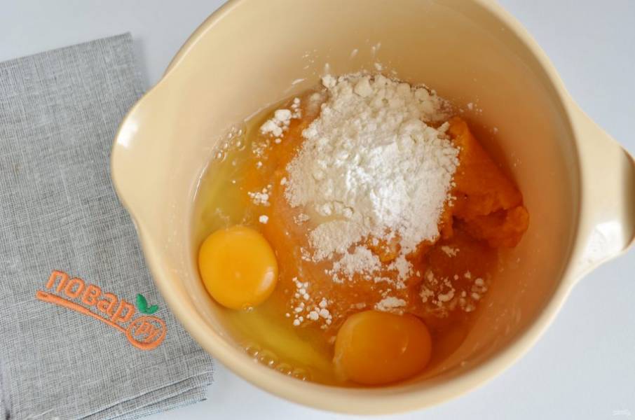 5. В глубокую тару положите тыквенное пюре, сахар, яйца, крахмал и цедру одного апельсина. Пюрируйте блендером массу.