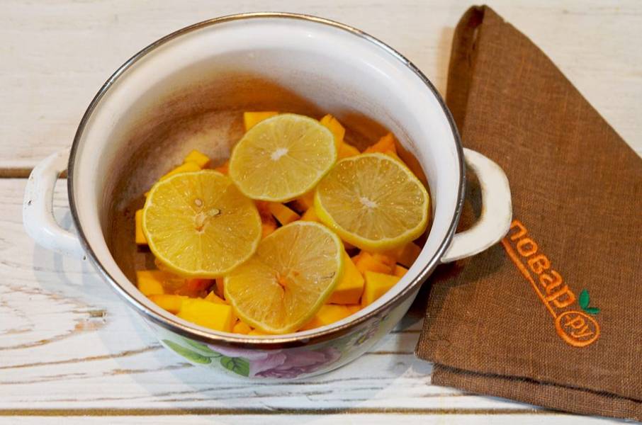 3. В кастрюлю с толстым дном выложите тыкву и лимон.