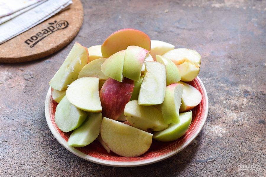 Вымойте яблоки и очистите от сердцевины, нарежьте яблоки дольками.