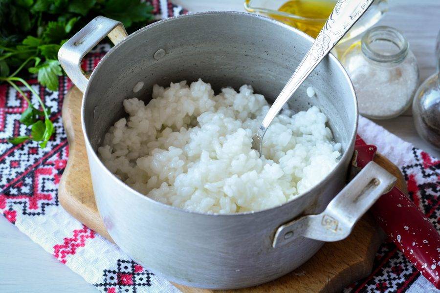 Сварите круглый рис до полуготовности в подсоленной воде.