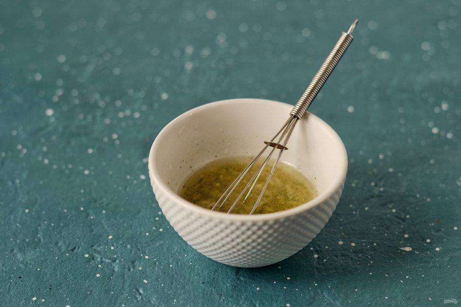 Для соуса натрите цедру лайма и зубчик чеснока. Добавьте оливковое масло, белый винный уксус и сироп топинамбура. Из лайма выжмите сок. Посолите и поперчите по вкусу. 
