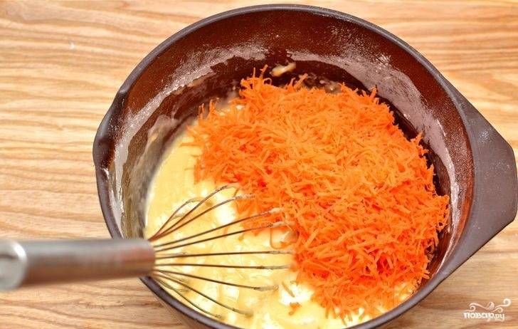 4. Вымойте, очистите и натрите на мелкой терке морковь. Выложите её в мисочку.
