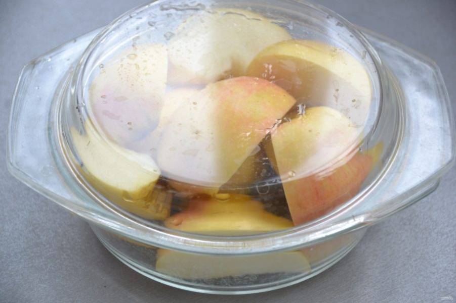 Очистите яблоки от сердцевинок, выложите в посуду для СВЧ с закрытой крышкой, поставьте в микроволновую печь не 5 минут. Запечь яблоки можно и традиционным способом, в духовке.