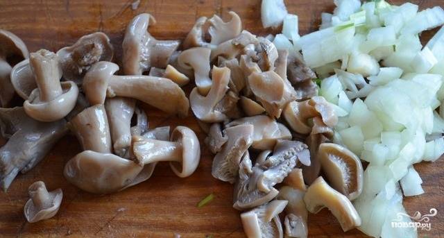4.	Свежие грибы и вторую луковицу нарезаем небольшими кусочками, добавляем в кастрюлю. 
