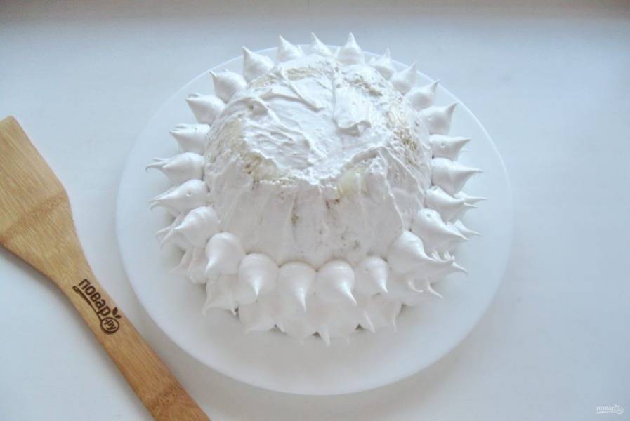 С помощью кулинарного мешка с круглой насадкой отсадите на торт "шишечки" ананаса. 