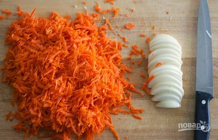 4. Пока займитесь начинкой. Нашинкуйте лук. Обжарьте его в разогретом масле в течение 2-х минут. Затем в сковороду добавьте натёртую морковь.