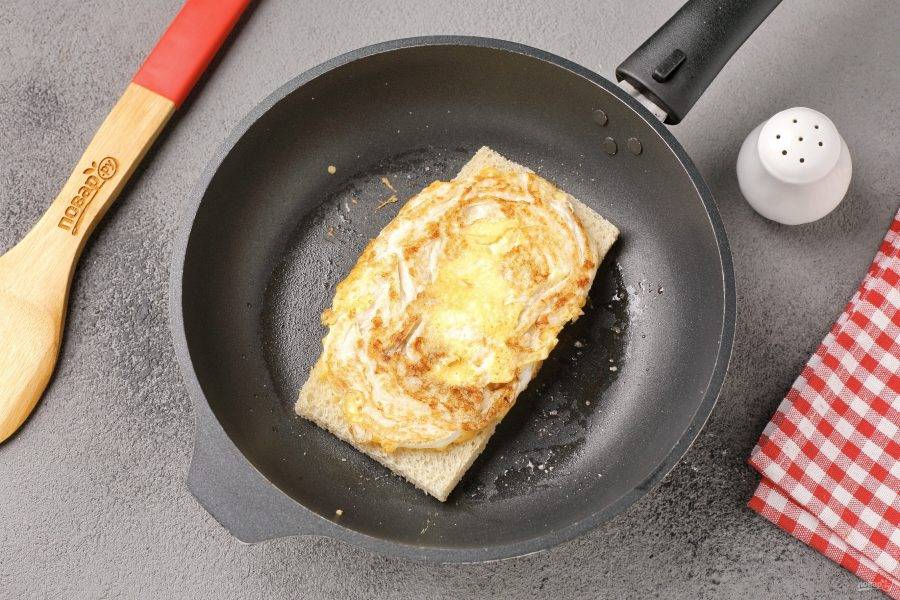 Как только яйцо будет готово, а сыр расплавится, переверните хлеб яйцом вверх.