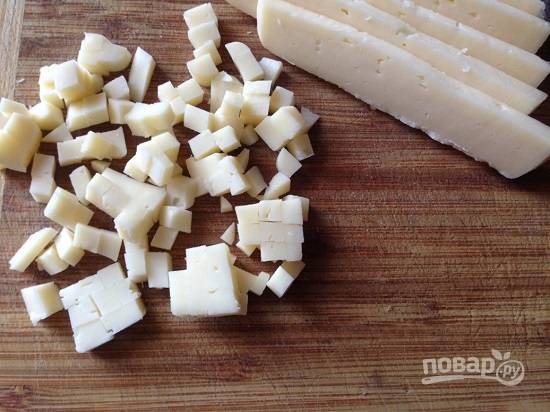 Сыр можно натереть на крупной терке или нарезать маленькими кубиками.