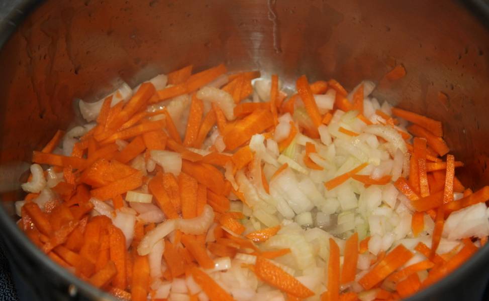 Промойте морковь, лук и сельдерей. Очищаем овощи от кожуры, мелко нарезаем. Обжариваем на растительном масле 15 минут.