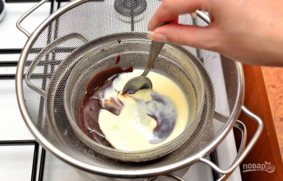 Смешайте на водяной бане шоколад с солью и сгущёнкой. Варите смесь 5-7 минут, помешивая.