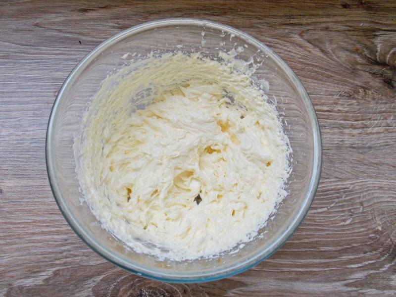 Взбивайте еще 4 минуты до однородного и пышного крема. Им можно уже украшать торт, крем полностью готов.