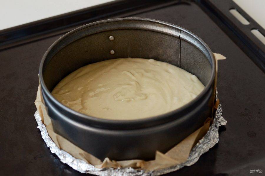 Переложите тесто в кольцо для выпечки. Разогрейте духовку до 175 градусов и выпекайте бисквит 40-50 минут. Готовность проверяйте зубочисткой. При прокалывании выпечки она должна оставаться сухой.