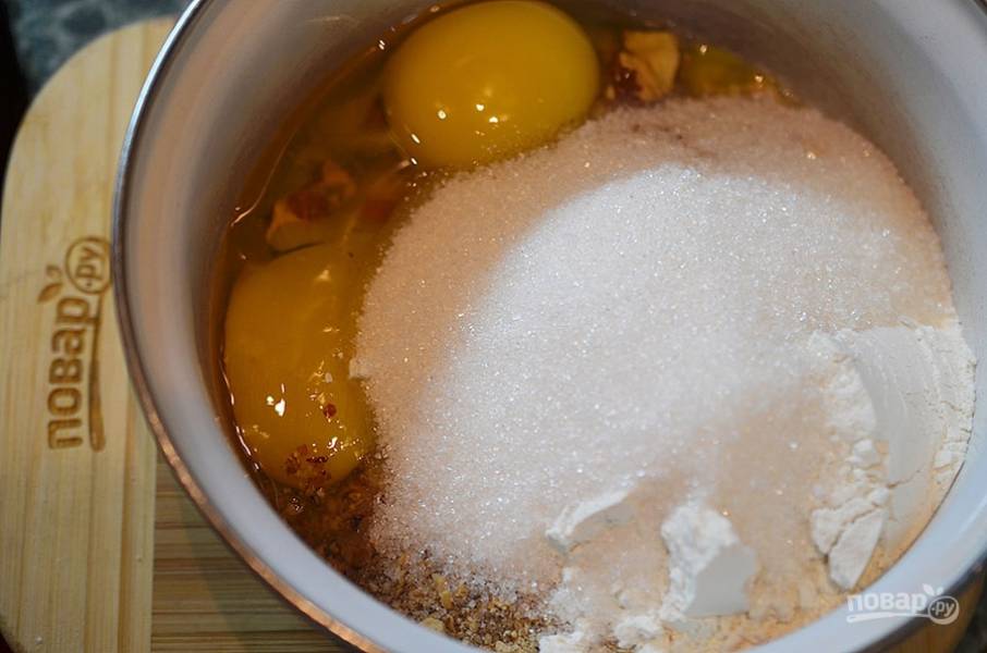 5. Добавьте яйца, муку и сахар.