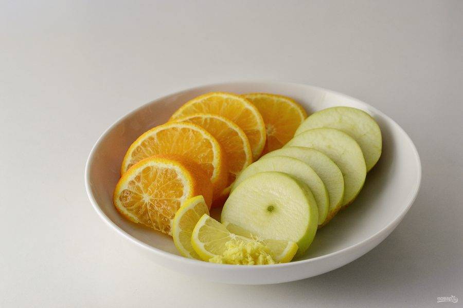 Яблоко, апельсин и лимон нарежьте кружочками. Имбирь натрите на терке. 
