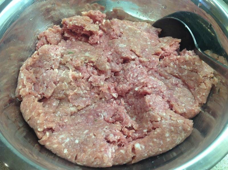 Итак, для начала нам нужно  приготовить фарш. Я обычно беру свежее мясо, срезаю с него лишний жир и дважды перекручиваю баранину через мясорубку. 