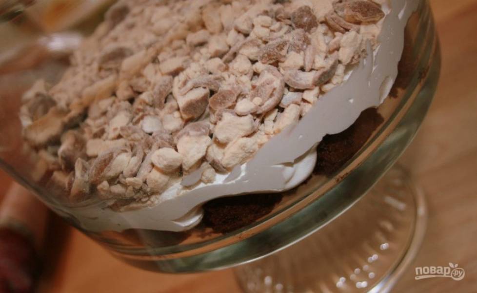 4. Выкладываем торт слоями - поверх бисквита слой взбитых сливок, затем слой криспов и карамели. 