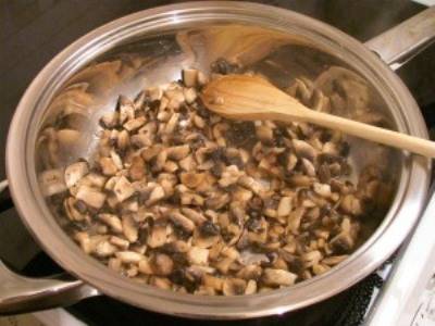 1. Перед тем как выпекать блины, готовим начинку. Отвариваем куриное филе и в то же время жарим грибы. В середине жарки добавляем лук.