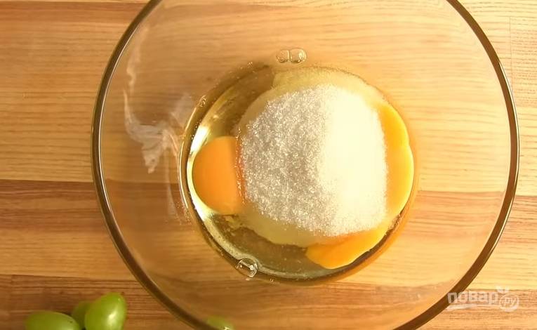 1. Разбейте яйца в глубокую миску, добавьте сахар и взбейте миксером до образования пены.