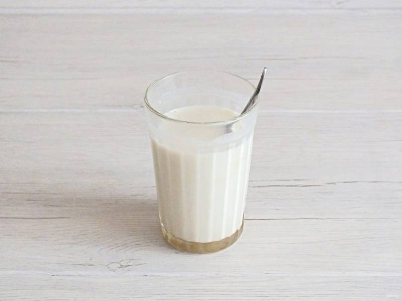 В теплом молоке растворите дрожжи, 0,5 ст.л. сахара (из общего количества), 1,5 ст.л. муки (из общего количества). Хорошо размешайте и оставьте на 10-15 минут, до появления пенной "шапочки".