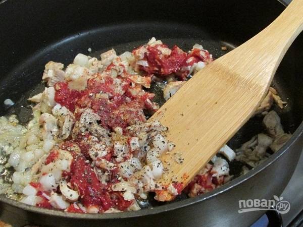 3. Выложите курицу к луку на сковороду. Добавьте томатный соус или кетчуп. По вкусу можно посолить и поперчить. Жарьте несколько минут, помешивая периодически. 