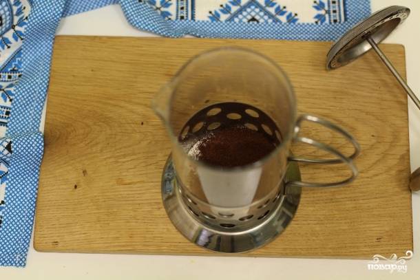 1.	Натуральный кофе тонкого помола всыпьте в заварник и залейте кипящей водой. Оставьте его настаиваться на протяжении 3-5 минут. Можно также заварить кофе в турке.
