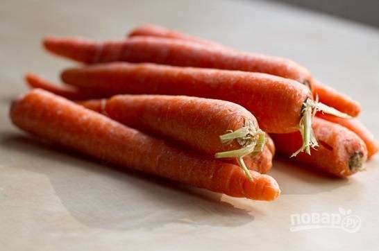 Потом добавьте морковь и яблоко нарезанные кубиками. Тушите все ингредиенты пару минут на медленном огне.