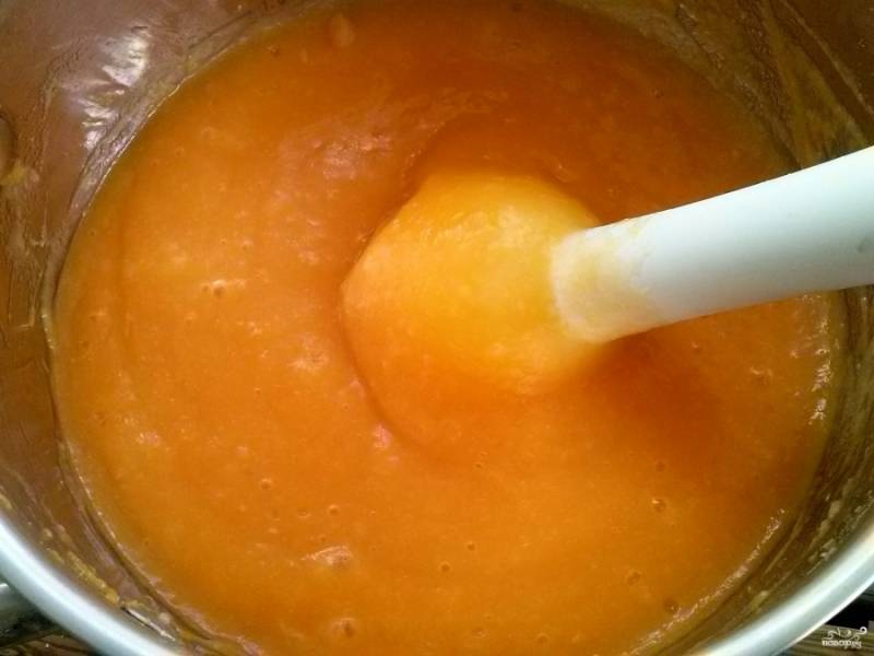 Взбить-измельчить суп погружным блендером до однородного состояния. Добавить лимонный сок, посолить.