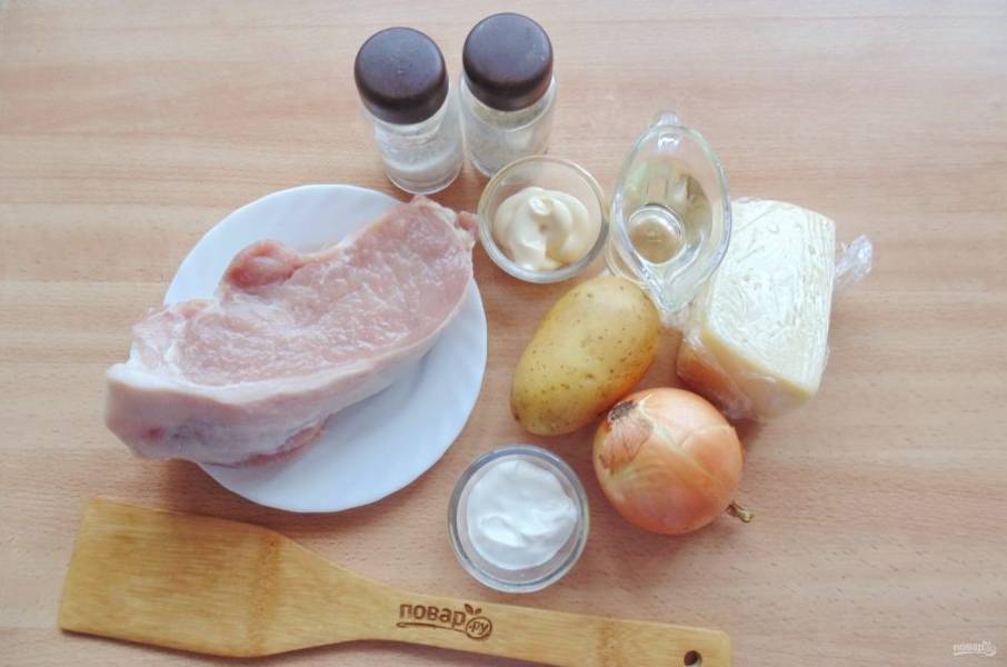 Подготовьте ингредиенты для приготовления мяса по-французски.