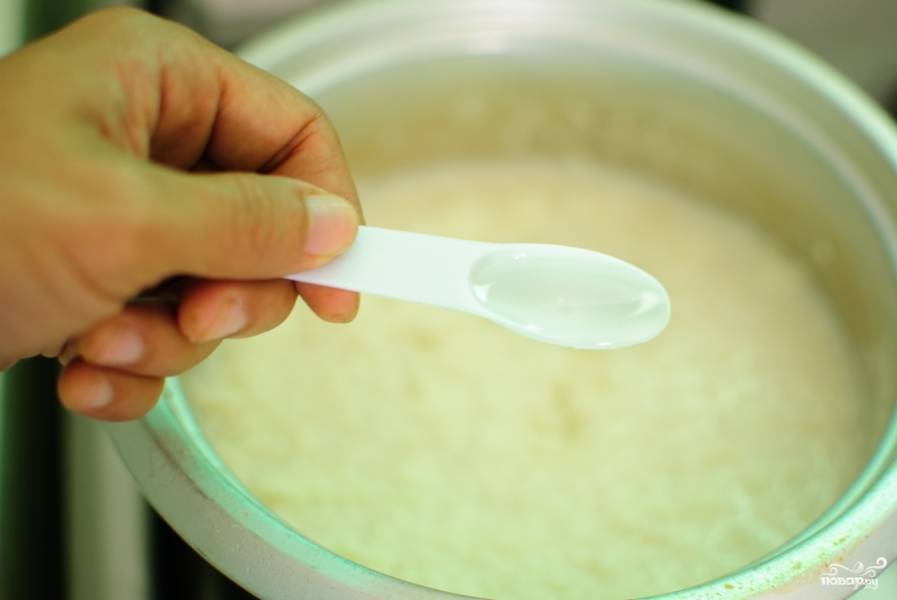 Когда рис почти сварился, добавьте ванильного экстракта, сгущённое молоко и сахара по вкусу. Перемешайте. Рис должен развариться.