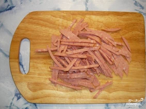 2. Первым делом шинкуем (нарезаем тонкой соломкой) ветчину.
