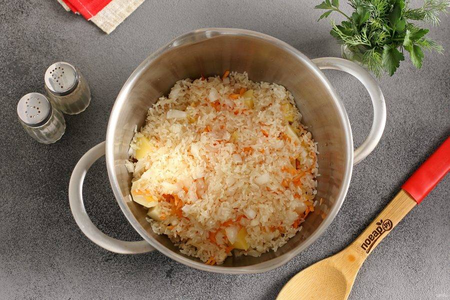 Добавьте тертую морковь, нарезанный мелкими кубиками лук и промытый рис.