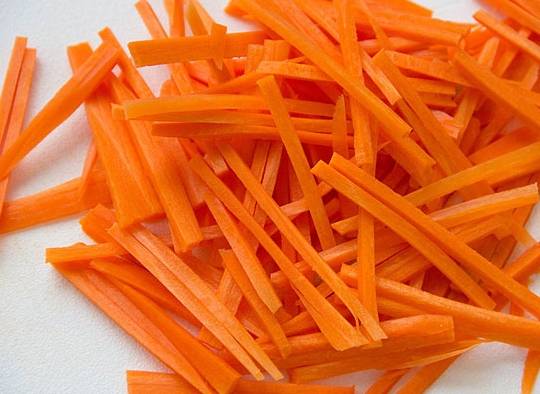 Морковь натираем на корейской терке либо нарезаем ножом. Чеснок режем пополам, а лук нарезаем полукольцами (максимально тонкими)