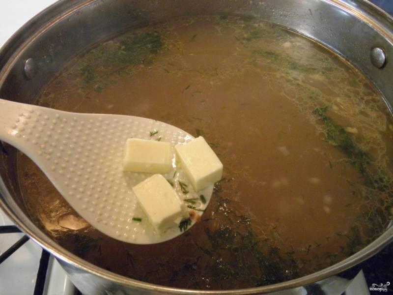 В конце варки супа добавьте сыр и зелень, жареные овощи. Проварите минутку-другую и выключите огонь. Если хотите, чтобы сыр полностью расплавился, то проварите чуть дольше.