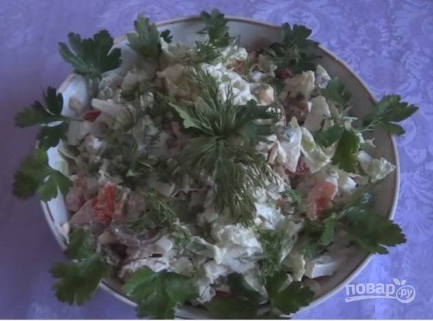 Салат с куриной грудкой, пекинской капустой и грибами, рецепт с фото пошагово — азинский.рф