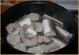 Разогреваем сковородку и наливаем немного масла. Обжариваем рыбу на сильном огне по 3-4 минуты с каждой стороны.