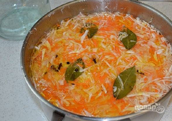 8. После переложите в подходящую емкость (подойдет банка, например) и уберите часов в холодильник. Часов через 10 пикантный салатик будет готов к подаче.