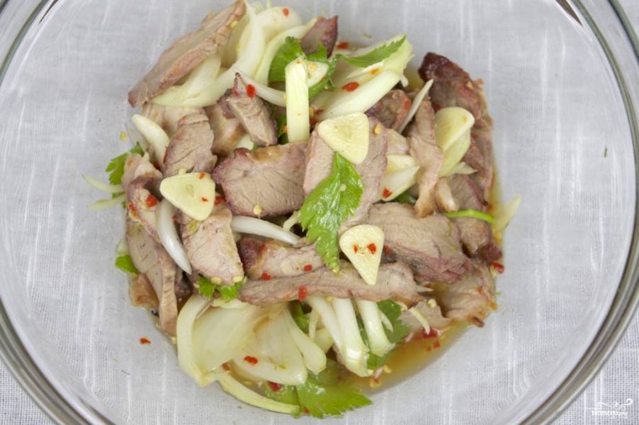 Салат шашлычный со свининой