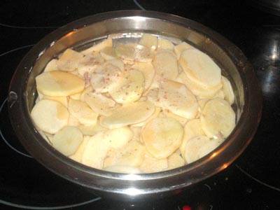 2. Выкладываем в форму для запекания сначала обжаренное мясо, потом слой измельченного лука, а потом выкладываем слоями картофель.