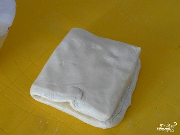 1. Готовое слоеное тесто использовать очень удобно. Для начала его нужно разморозить, а затем раскатать на рабочей поверхности. 